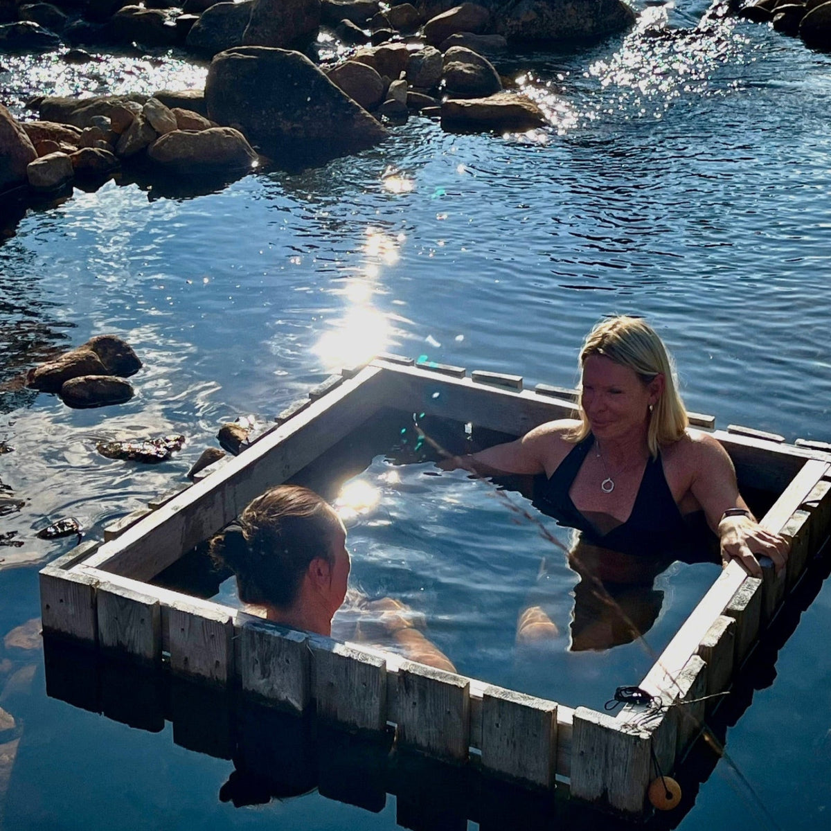 damer som bader i en kaldkulp i elven i setesdal