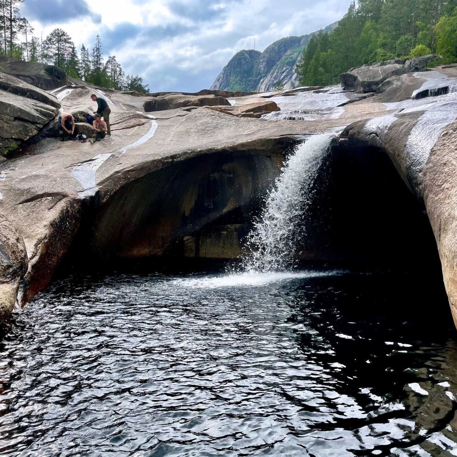 Bading i Trollkjelene i Faråni - Et forfriskende naturlig eventyr i setesdal som er på unescos liste over immateriell kulturarv
