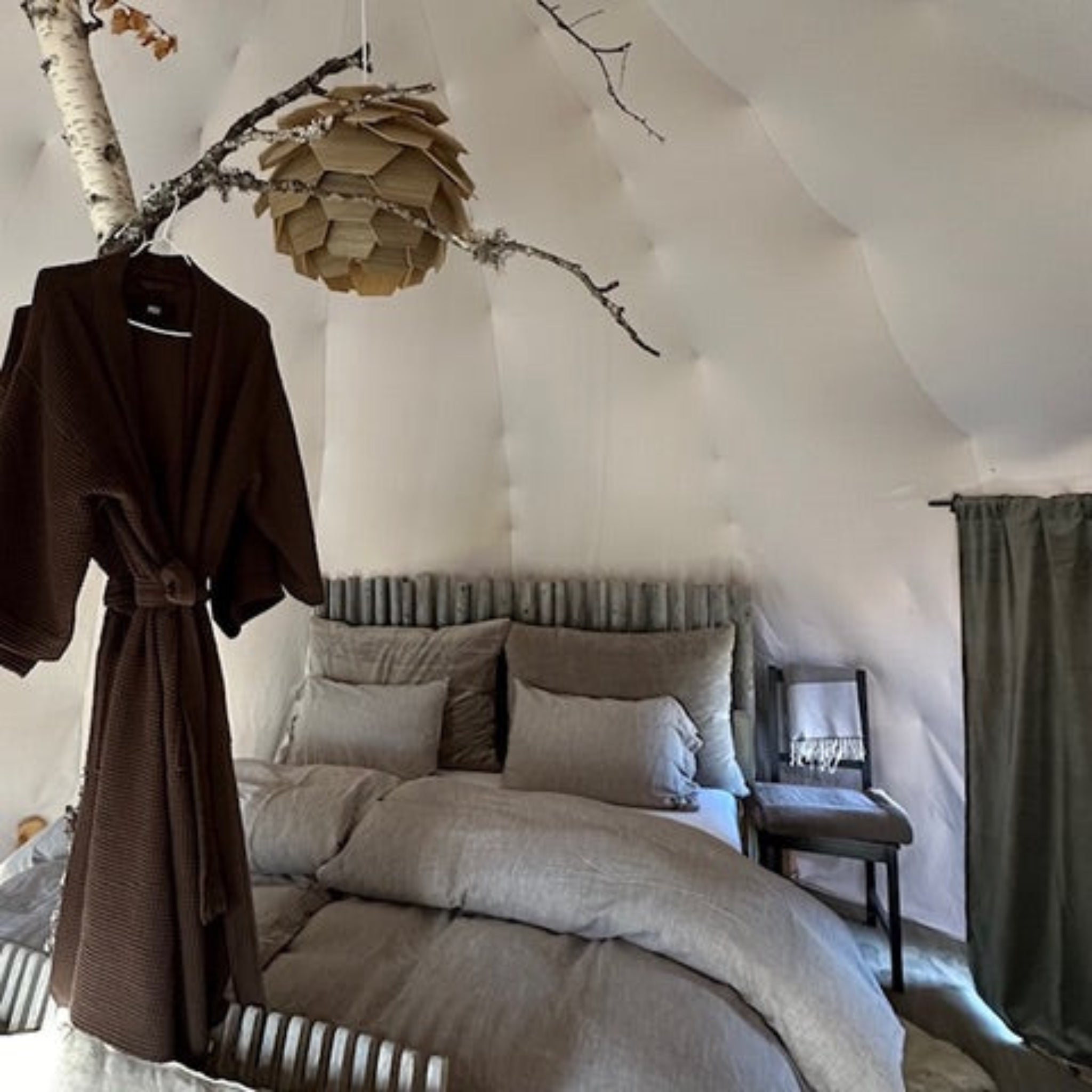 High end glamping med myke senger og badekåpe til gjestene